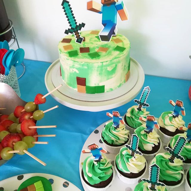Bolo e cupcakes temáticos “Minecraft”